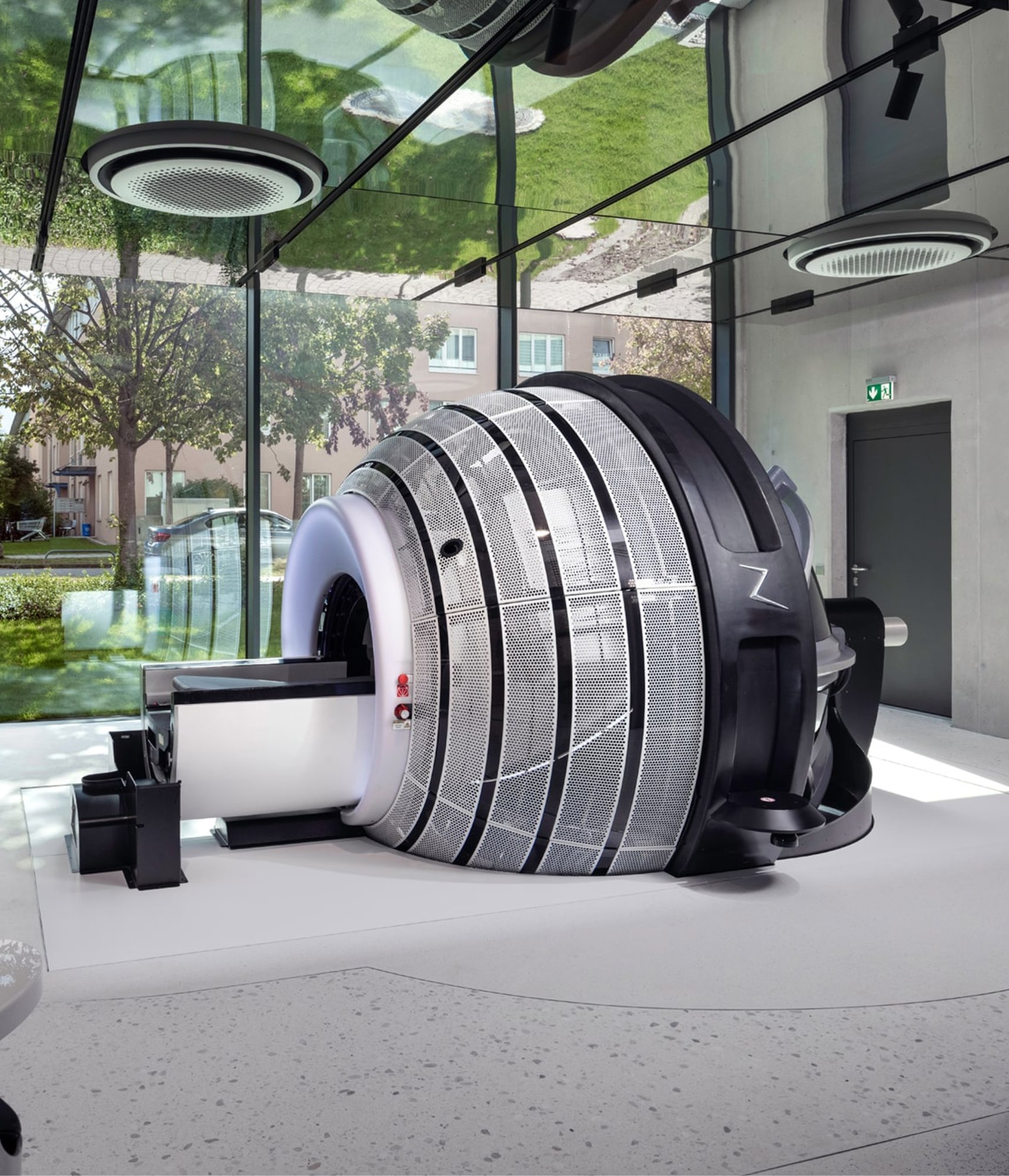 Zap-X_machine_in_clinic_-_left_je03p4