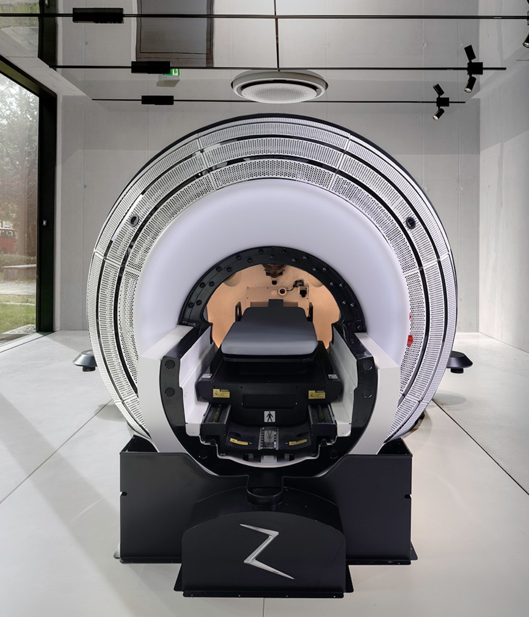 Zap-X_machine_in_clinic_-_right_d3lslz