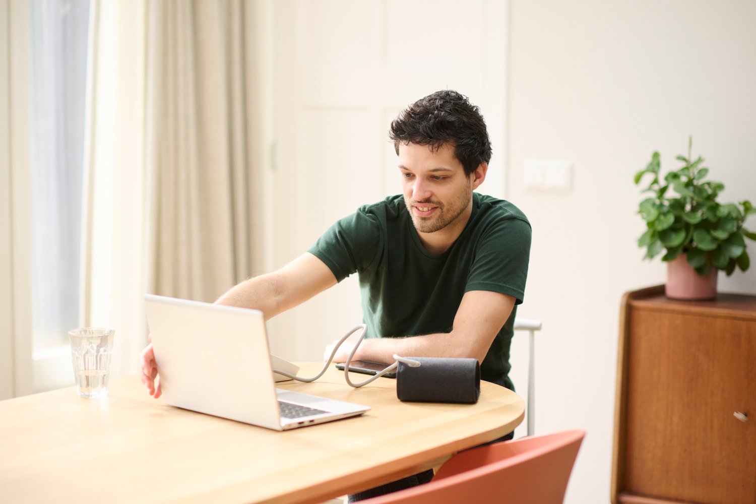 Guy doing some of his own health testing zorg bij jou 